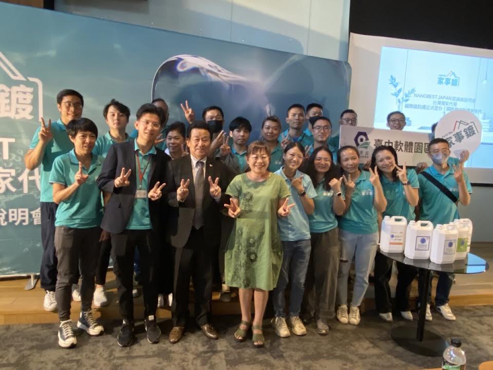 Takashi Umeki with the Taiwan exclusive partner team at a local NANOBEST event