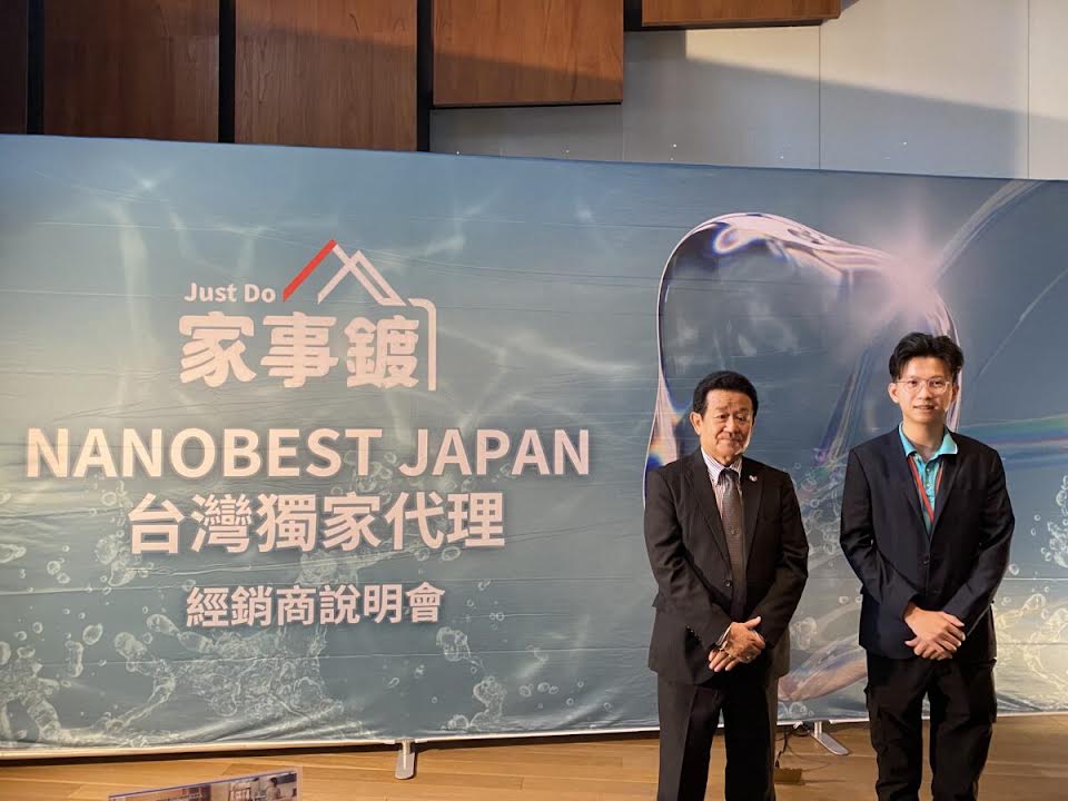 Takashi Umeki with a representative of the Taiwan exclusive partner