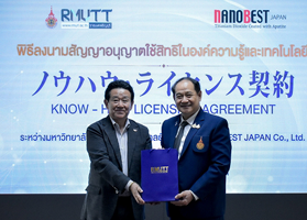 Takashi Umeki and an RMUTT representative at the know-how licensing agreement