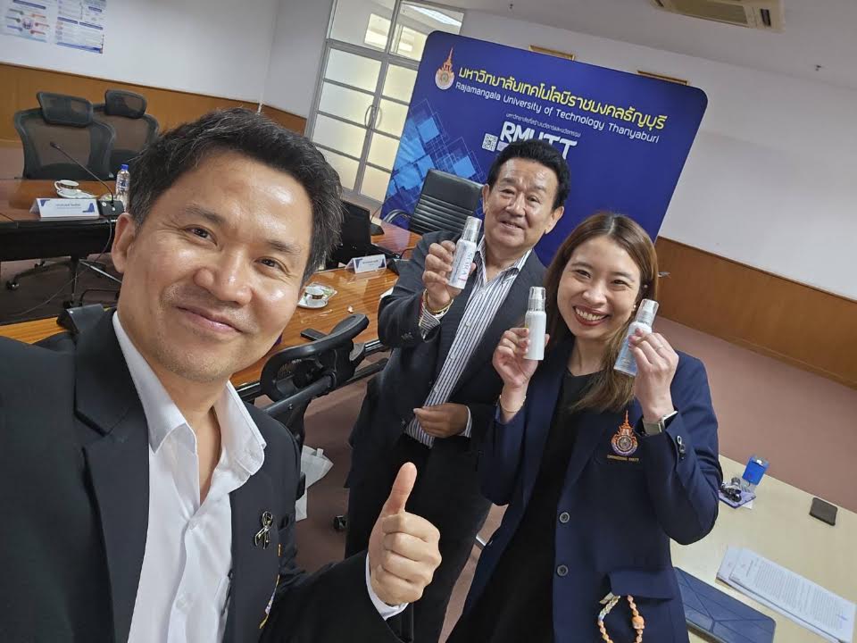 Takashi Umeki and university representatives presenting NANOBEST products in Thailand